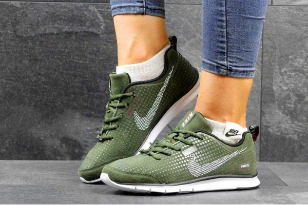 Женские кроссовки Nike зеленые